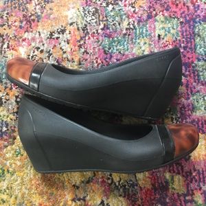 Crocs black and tortoise wedge size 8